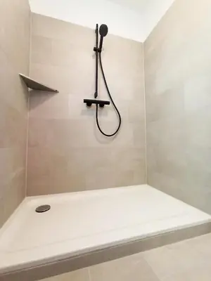 Ein Badezimmer in der Unterkunft Hochwertige Ferienwohnung in ruhiger Lage mit eigener Terrasse und Parkplatz, nur 7 Gehminuten zum Strand entfernt - hoher Schlafkomfort dank Boxspringbett