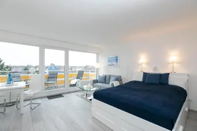 Ein Sitzbereich in der Unterkunft Strandhotel Scharbeutz Dünenliebe