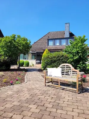 Ein Garten an der Unterkunft Moderne Ferienunterkunft in ruhiger Lage und nur 7 Gehminuten vom Strand entfernt - hoher Schlafkomfort und Gartenzugang für die ideale Erholung an der Ostsee