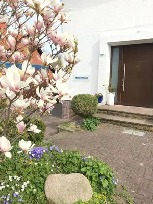 Ein Garten an der Unterkunft Haus Potosi, Travemünde