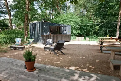 Ein Garten an der Unterkunft Sleep Space 3 - Salemer See