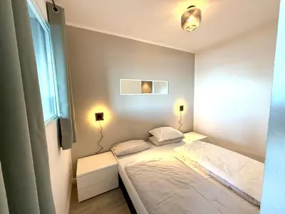 Ein Bett oder Betten in einem Zimmer der Unterkunft Moderne 3-Zi-Wohnung mit Meerblick direkt am Strand