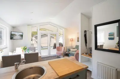 Ein Sitzbereich in der Unterkunft Ostseecamp Lübecker Bucht Casa del Mar mit kostenfreier Saunanutzung