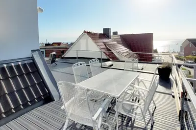 Ein Balkon oder eine Terrasse in der Unterkunft Große Penthouse Ferienwohnung mit Meerblick, Sonnenterrasse & Luxusbad von 