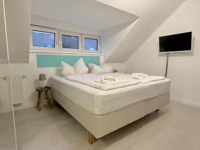 Ein Bett oder Betten in einem Zimmer der Unterkunft 3SZ Penthaus Luna am Sandstrand mit Meerblick & Balkon