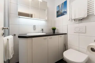 Ein Badezimmer in der Unterkunft Hang 15 Seeblick 8