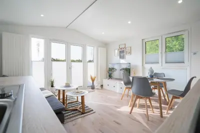 Ein Sitzbereich in der Unterkunft Ostseecamp Lübecker Bucht Ferienhaus 