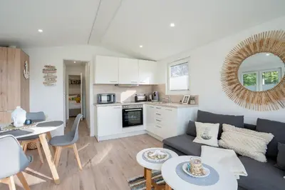 Küche/Küchenzeile in der Unterkunft Ostseecamp Lübecker Bucht Ferienhaus 