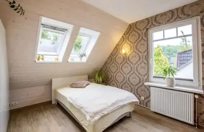 Ein Bett oder Betten in einem Zimmer der Unterkunft Dachgeschosswohnung Scharbeutz mit Garten