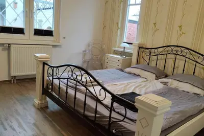 Ein Bett oder Betten in einem Zimmer der Unterkunft Erdgeschoss Wohnung mit Garten