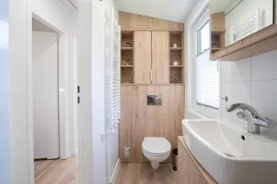 Ein Badezimmer in der Unterkunft Ostseecamp Lübecker Bucht Ferienhaus 