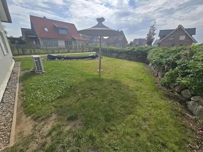 Ein Garten an der Unterkunft Neu! Strandnah bis 6 Pers Haus B