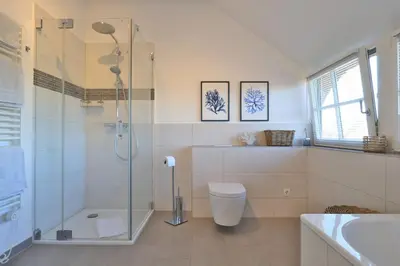Ein Badezimmer in der Unterkunft Das Reethaus