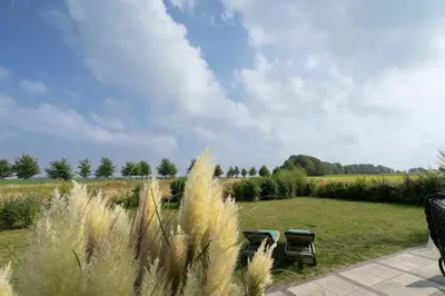 Ein Garten an der Unterkunft Das Reethaus